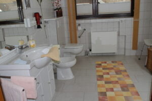 Bad mit Dusche und WC