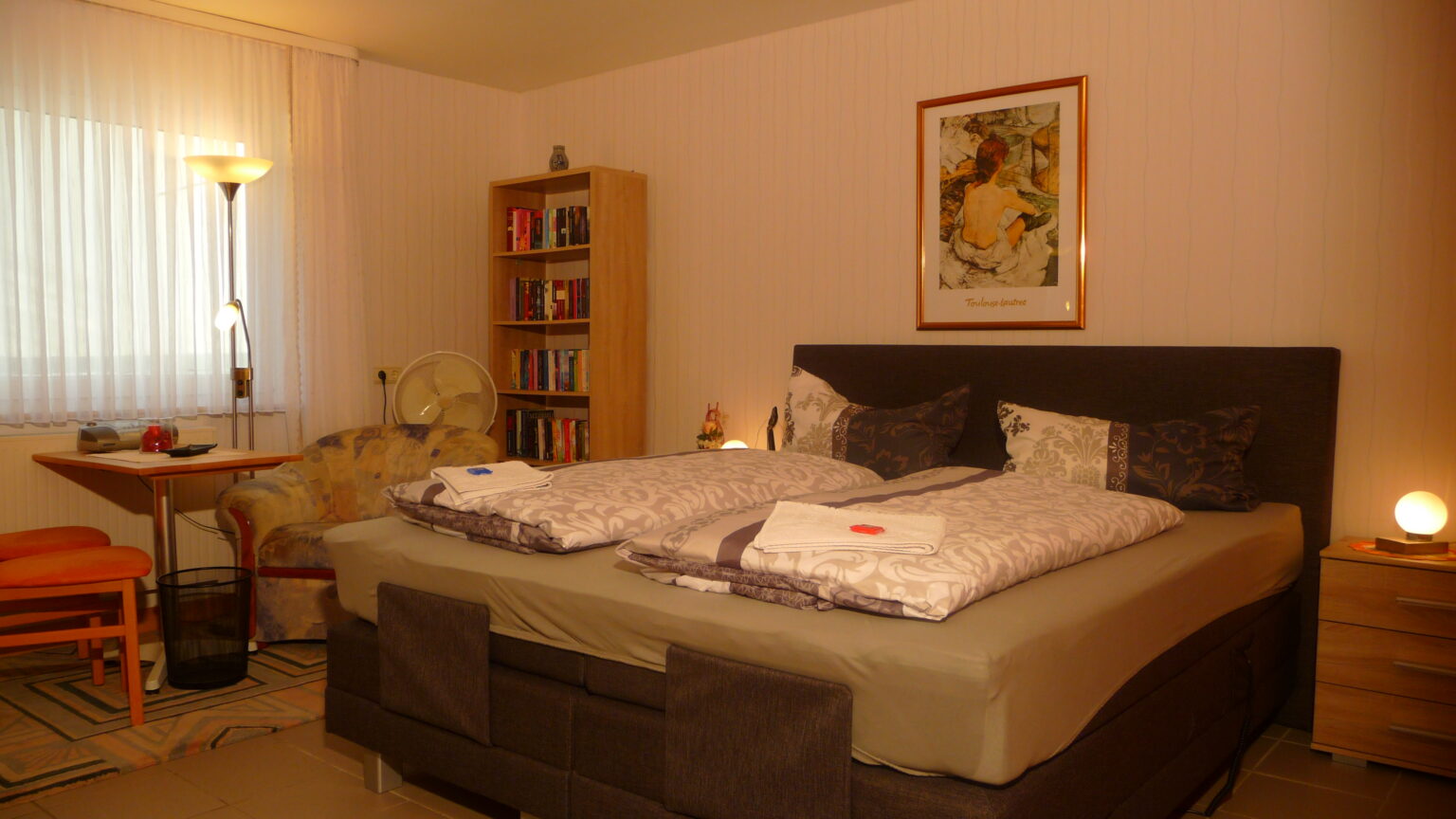 05. Wohnung3-Schlafzimmer1-Doppelbett-200x180-zugeklappt